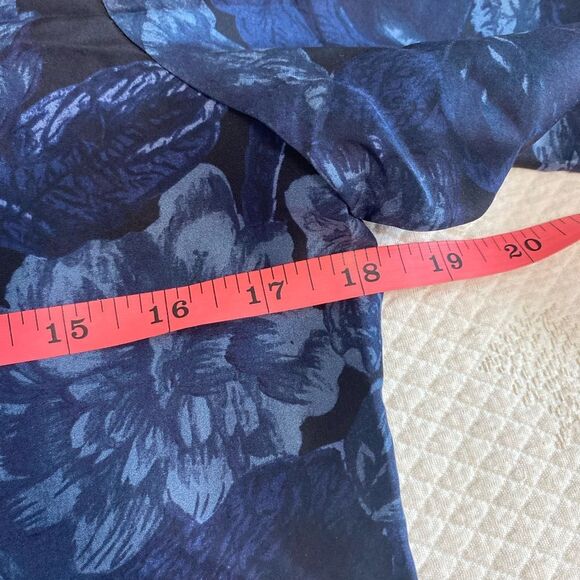 Elizabeth & James Revolve Brand 100% Silk Ling sleeve Button down size Medium - Picture 10 of 13